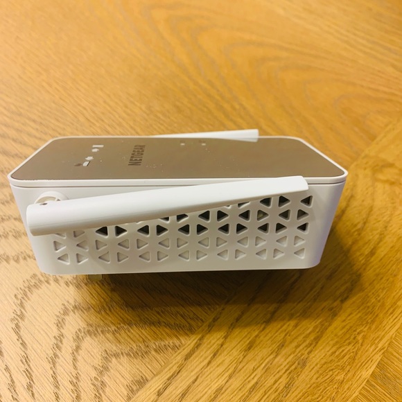 Netgear AC 1200 WI-FI Range Extender - Picture 4 of 4